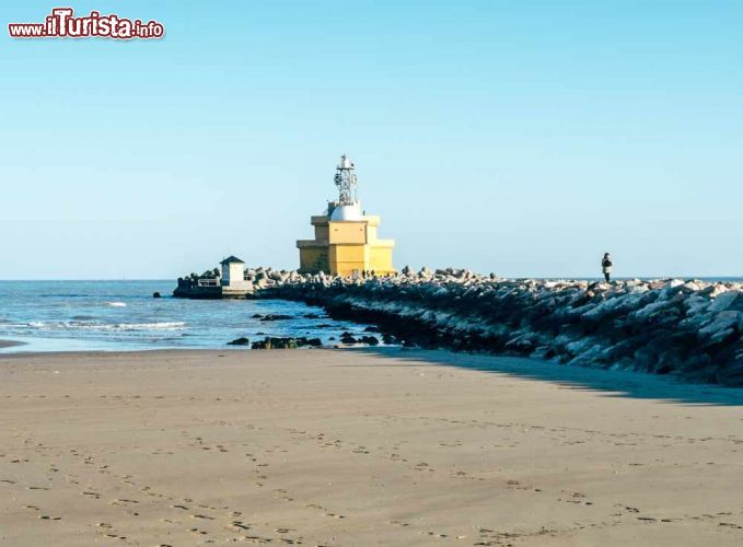 Immagine Il limite occidentale della Costa Cavallino: Punta Sabbioni con il suo faro