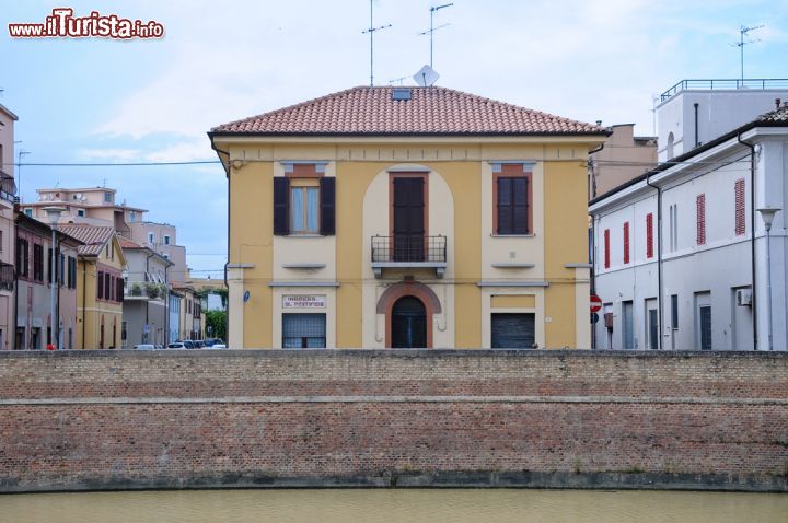 Immagine Il lungo fiume che costeggia l'Esino e le case del centro di Senigallia - © giovanni boscherino / Shutterstock.com