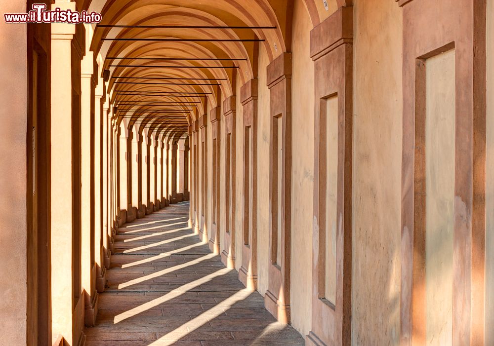 Immagine Il lungo Portico di San Luca che collega la Basilica della Madonna di San Luca alla città. Sono 666 archi e una lunghezza di 3,5 km