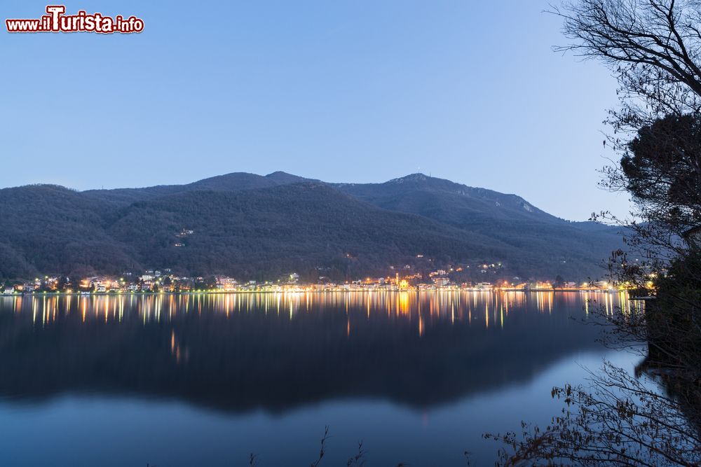 Immagine Il lungolago di Porto Ceresio, Lombardia, al crepuscolo in inverno. Siamo al confine con la Svizzera; sullo sfondo il monte Orsa.