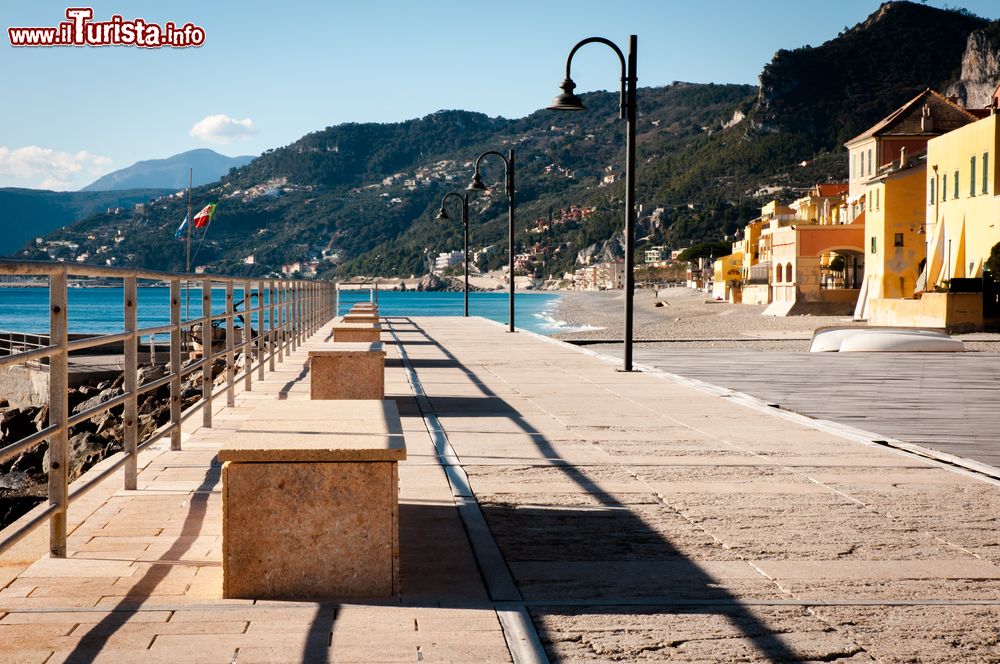 Immagine Il lungomare del borgo di Varigotti in Liguria