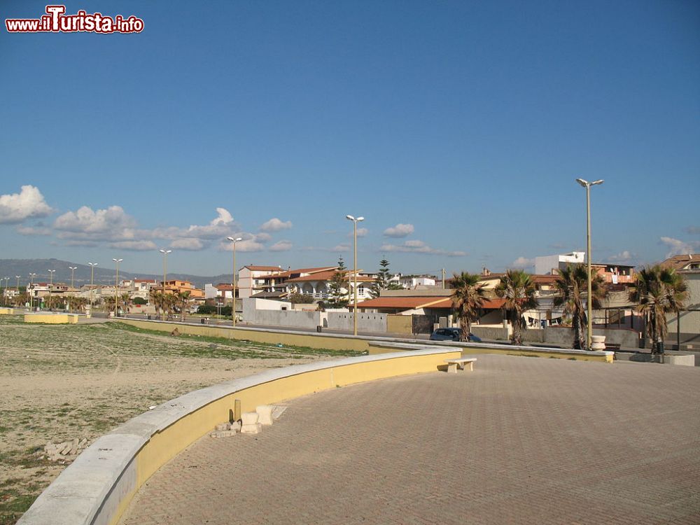 Immagine Il lungomare di San Ferdinando (Calabria): veduta di viale Autonomia in una giornata di sole.