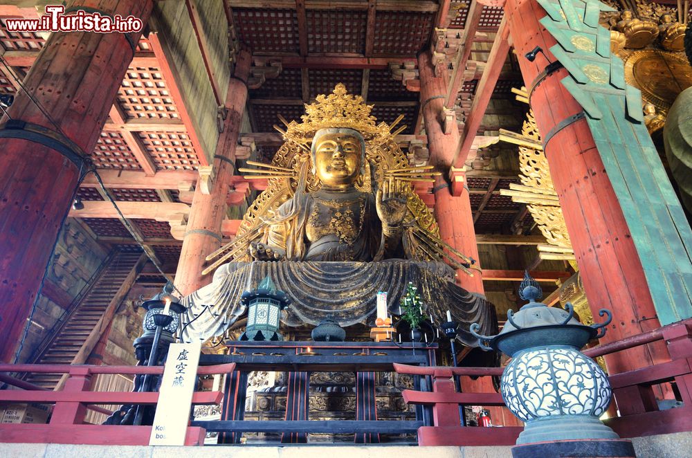 Immagine Il maestoso Buddha al tempio di Todai-ji nella città di Nara, Giappone.