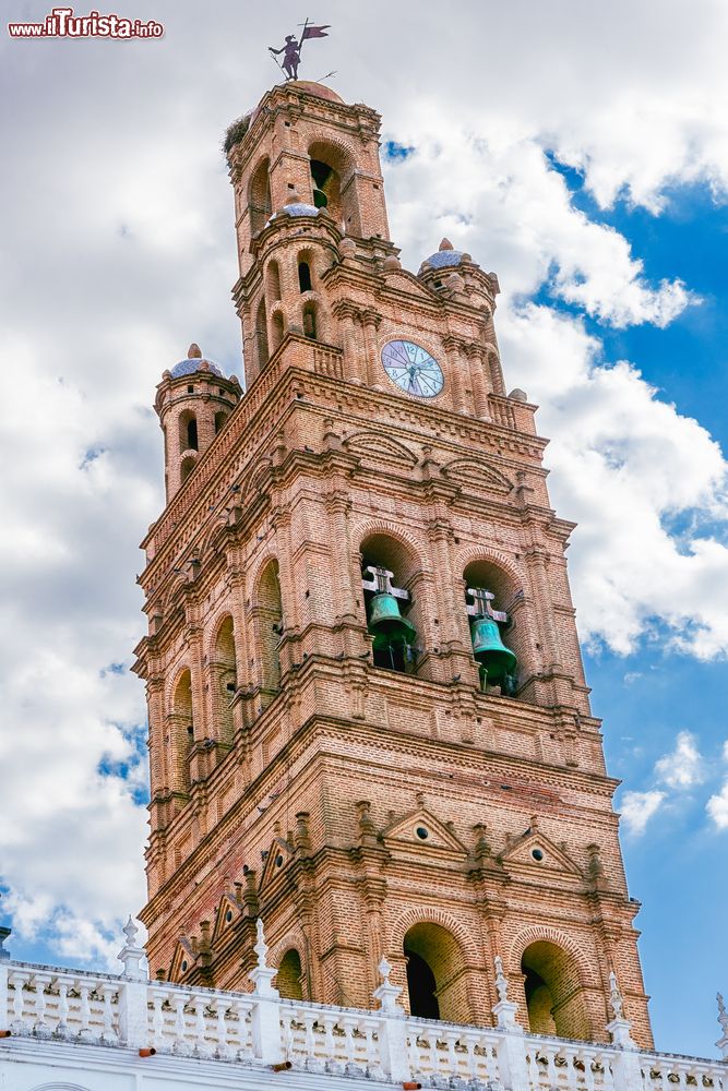 Immagine Il maestoso campanile della chiesa di Nostra Signora della Granada a Llerena, Spagna.
