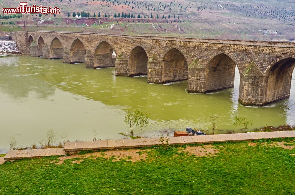 Immagine Il maestoso Dicle Bridge a Diyarbakir (Turchia). Splendido esempio di antica architettura islamica, questo ponte attraversa il fiume Tigri ed è caratterizzato da 10 arcate e una lunghezza totale di 178 metri.