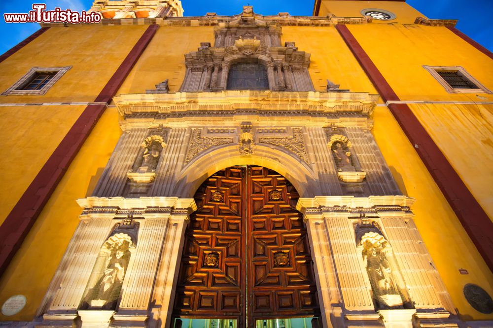Immagine Il maestoso ingresso della basilica di Nostra Signora di Guanajuato, Messico, fotografato by night.