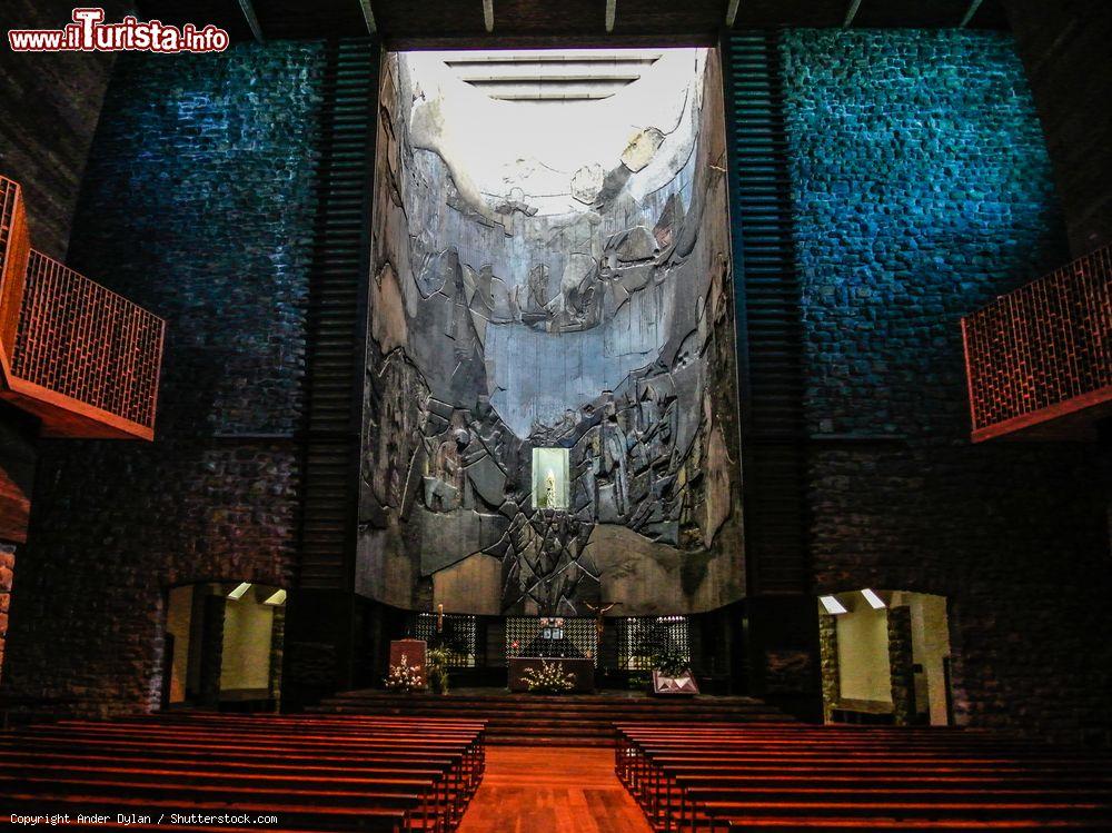 Immagine Il maestoso interno del santuario di Arantzazu a Onati, Paesi Baschi, Spagna. Si dice che qui nel 1469 un pastore abbia avuto un'apparizione della Vergine - © Ander Dylan / Shutterstock.com