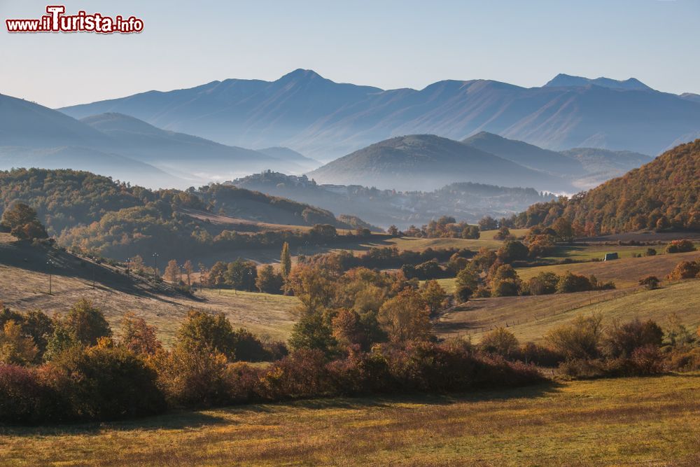 Immagine Il magico paesaggio autunnale che circonda Monteleone di Spoleto in Umbria.