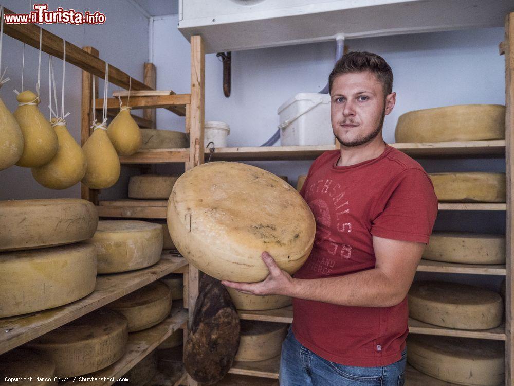 Immagine Il Maiorchino, il formaggio tipico di Novara di Sicilia, è protagonista di un torneo ed una sagra in inverno. - © Marco Crupi / Shutterstock.com