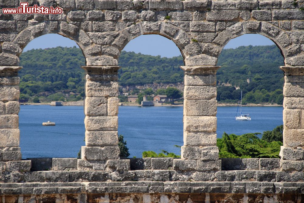 Immagine Il Mare Adriatico visto attraverso gli archi dell'anfiteatro di Pola, Croazia.