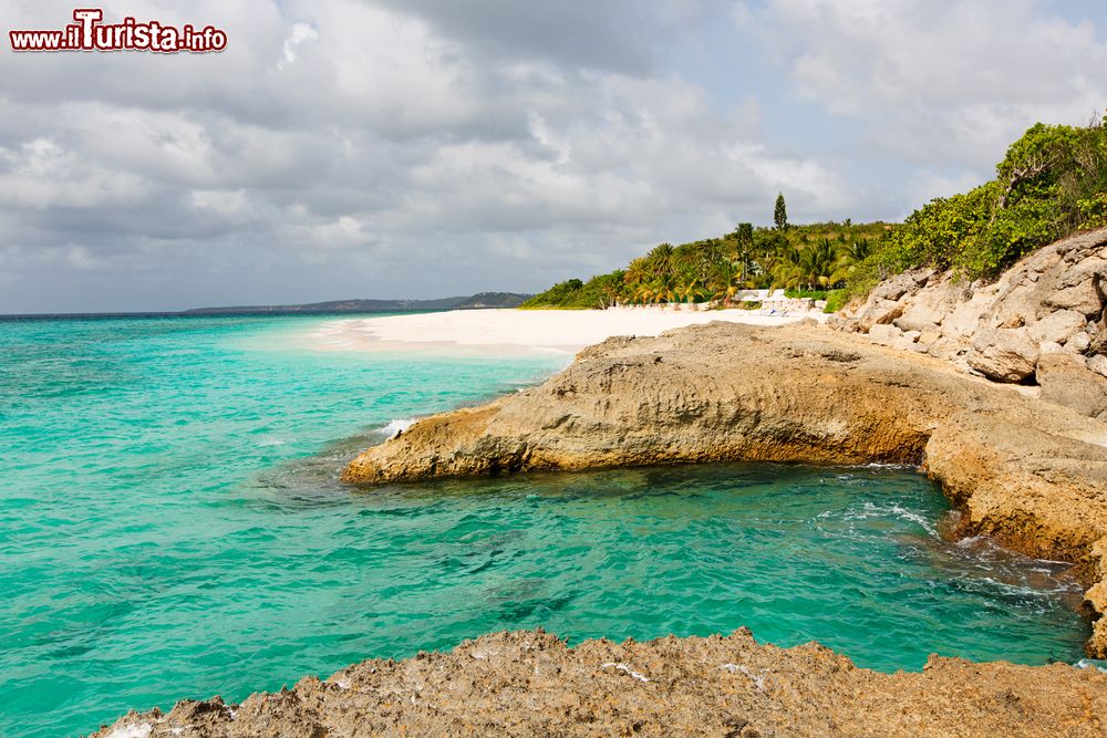 Immagine Il mare Caraibico lungo la costa di Anguilla, America Centrale. In quest'isola ci sono abbastanza spiagge da poterne visitare una al giorno per un mese! E' uno dei posti più ambiti in cui vivere perennemente con i piedi fra la sabbia.