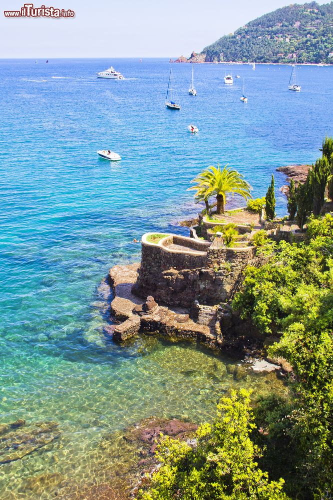 Immagine Il mare cristallino a Théoule-sur-Mer visto dall'alto di una collina, Francia.