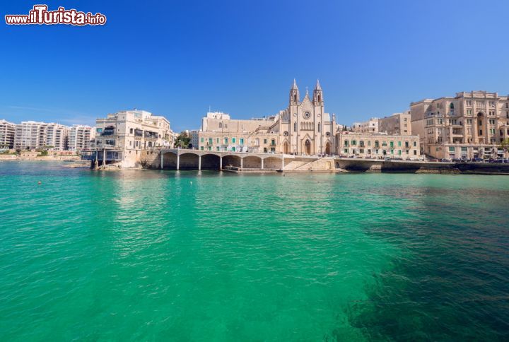 Immagine Il mare di St Julien's, Malta. San Giuliano è nota anche per le sue incantevoli spiagge, le baie suggestive e il paesaggio incontaminato - © Nanisimova / Shutterstock.com