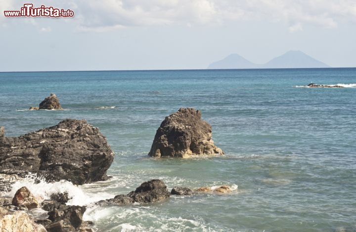 Immagine Il mare di Brolo con le isole Eolie sullo sfondo - © Gandolfo Cannatella / Shutterstock.com