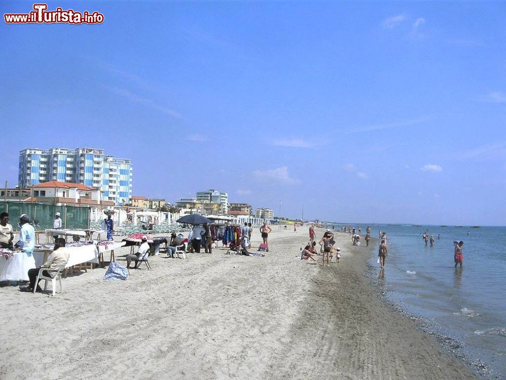 Immagine Il mare di Lido Pomposa, uno delle spiagge di Comacchio - © Alemanno, Uso Libero, Wikipedia