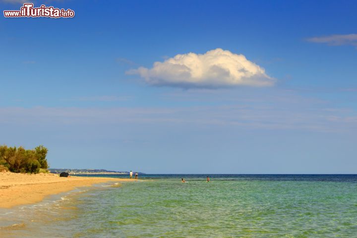 Immagine Il mare di Marina di Pescoluse nel Salento. Le acque di questa zona si presentano particolarmente belle e cristalline quando soffia il vento di tramontana che rende la costa come una grande piscina. Nel caso soffi lo scirocco è allora meglio revarsi sul versante adriatico, a meno che non siate appassionati di Kite surf.