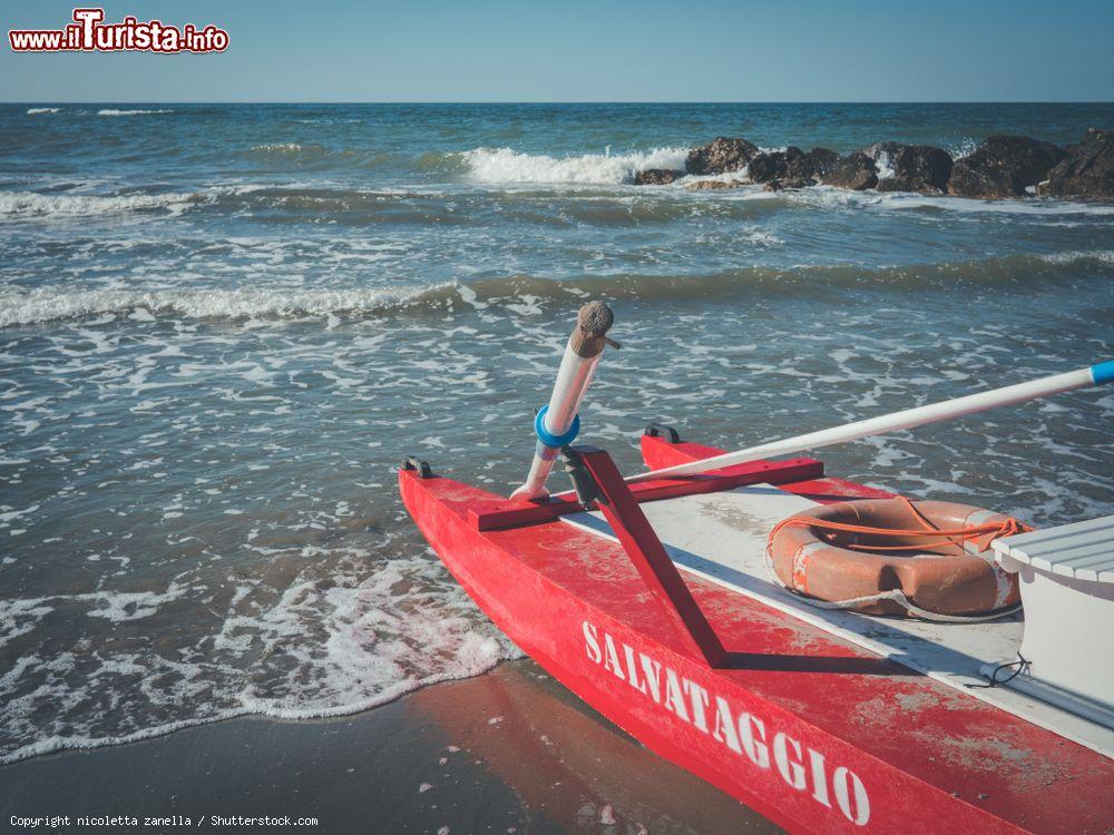 Immagine Il mare di Misano Adriatico, la spiaggia è protetta da degli scogli posizionati "a pennello"- © nicoletta zanella / Shutterstock.com