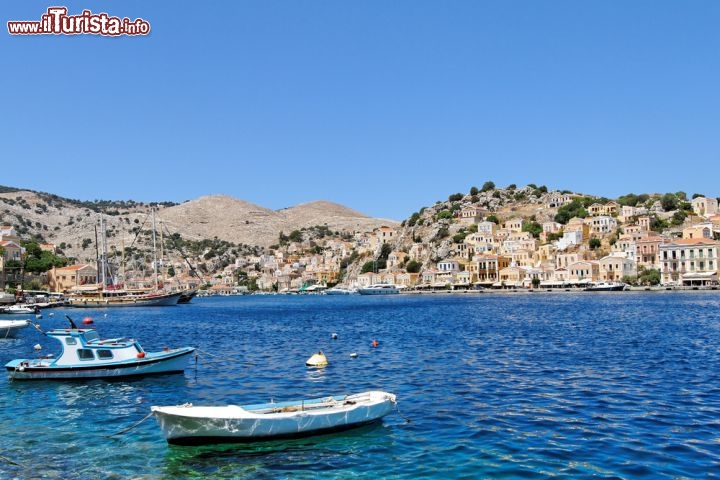 Immagine Il mare di Tilos, Grecia. Questa magnifica terra greca offre lunghe spiagge di sabbia e ciottoli intervallate da aspre scogliere che si gettano a picco nelle acque dell'Egeo.