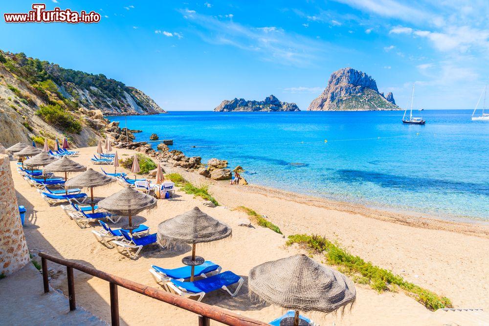 Immagine Il mare limpido di Cala d'Hort, una delle spiagge migliori di Ibiza in Spagna