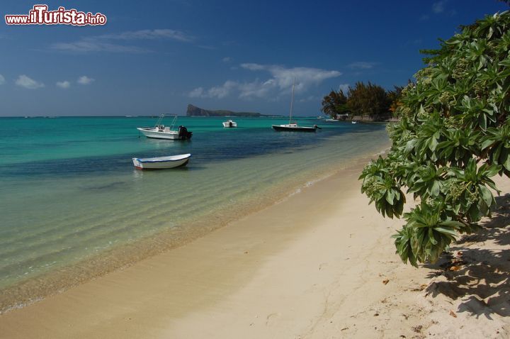 Immagine Mare limpido a Cap Malheureux, isola di Mauritius - Barche ormeggiate nelle acque limpide e cristalline vicino a Cap Malheureux © Pawel Kazmierczak / Shutterstock.com