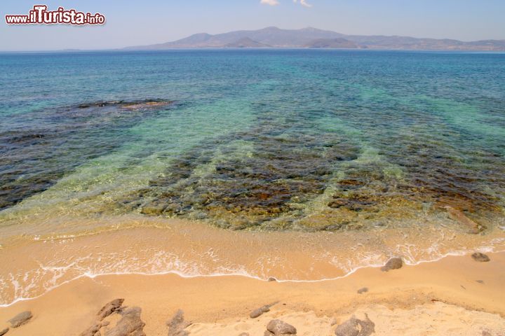 Immagine Spiaggia e mare di Naxos, Grecia - Le acque cristalline che circondano l'isola delle Cicladi, luogo perfetto per una vacanza all'insegna del relax senza rinunciare alle comodità offerte da una grande isola © kkaplin / Shutterstock.com