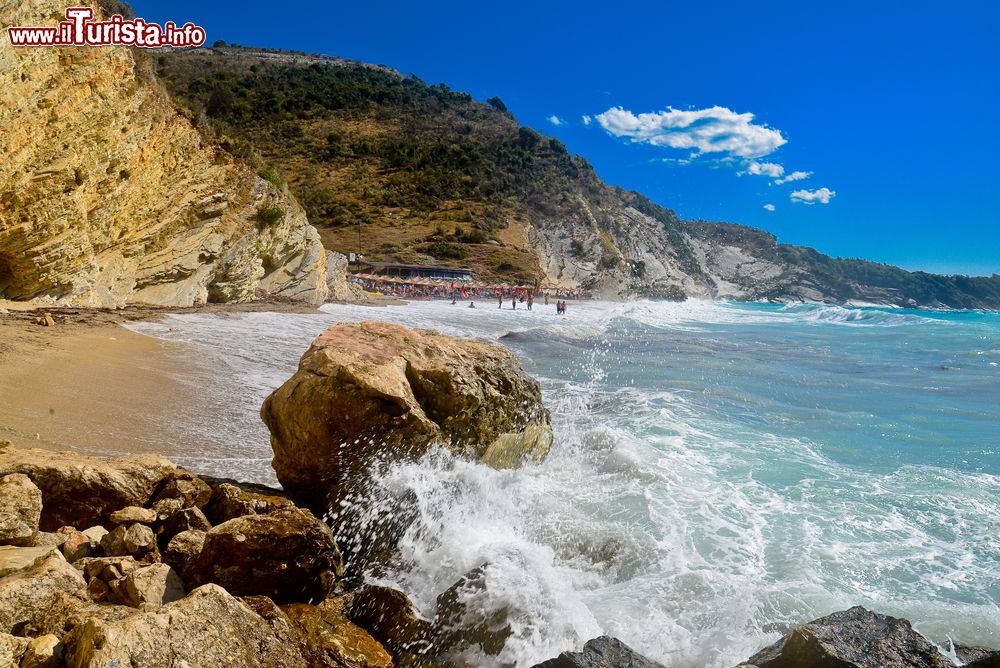 Immagine Il mare limpido e una spiaggia di Saranda, Albania meridionale