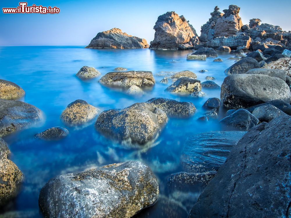 Immagine Il mare limpido tra gli scogli di Aci Trezza in Sicilia