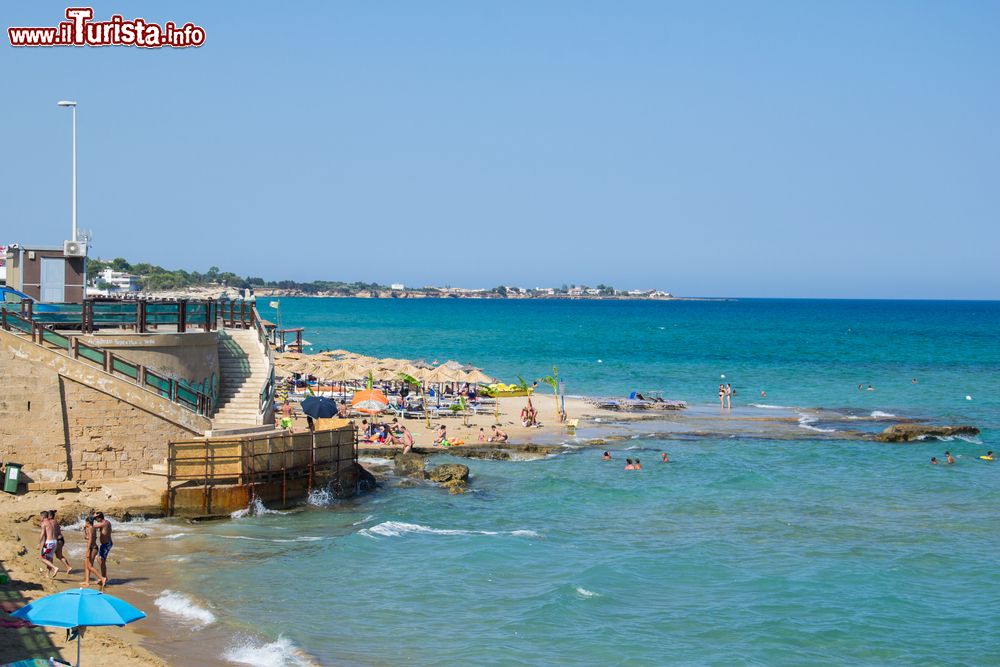 Immagine Il mare nei pressi di Avola, Sicilia. Fondata nel 1928, questa borgata si è ampliata con il tempo ospitando stabilimenti balneari.