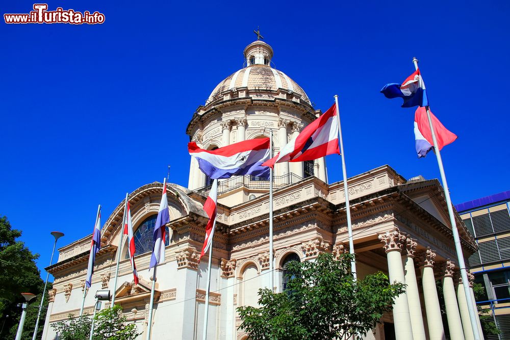 Immagine Il Mausoleo nazionale degli Eroi nel centro di Asuncion, Paraguay. Nel 2009 è stato dichiarato Patrimonio Culturale Materiale di Asuncion.