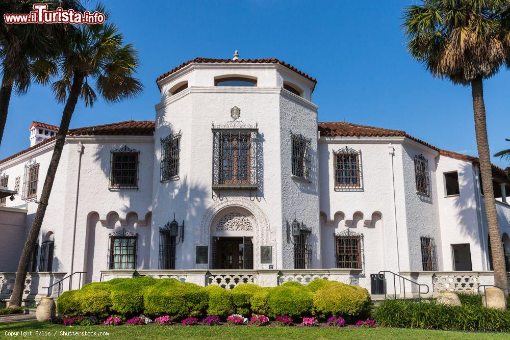 Immagine Il McNay Art Museum di San Antonio, Texas. Si tratta del primo museo di arte moderna dello stato americano del Texas. Venne fondato nel 1954 da Marion Koogler McNay, pittore e insegnante di arte che ereditò una buona fortuna economica alla morte del padre - © Eblis / Shutterstock.com