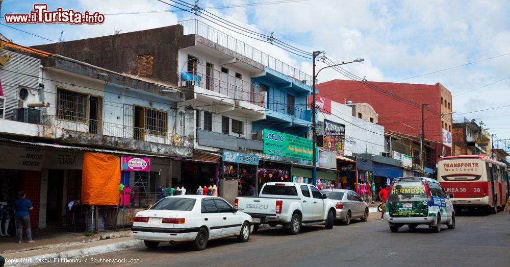 Immagine Il Mercado Municipal 4 nel centro di Asuncion, Paraguay. Si tratta di un popolare mercato di frutta, verdura e generi alimentari ma anche di street food con cucina nazionale e internazionale. Sorge nel quartiere di Pettirossi - © Iakov Filimonov / Shutterstock.com