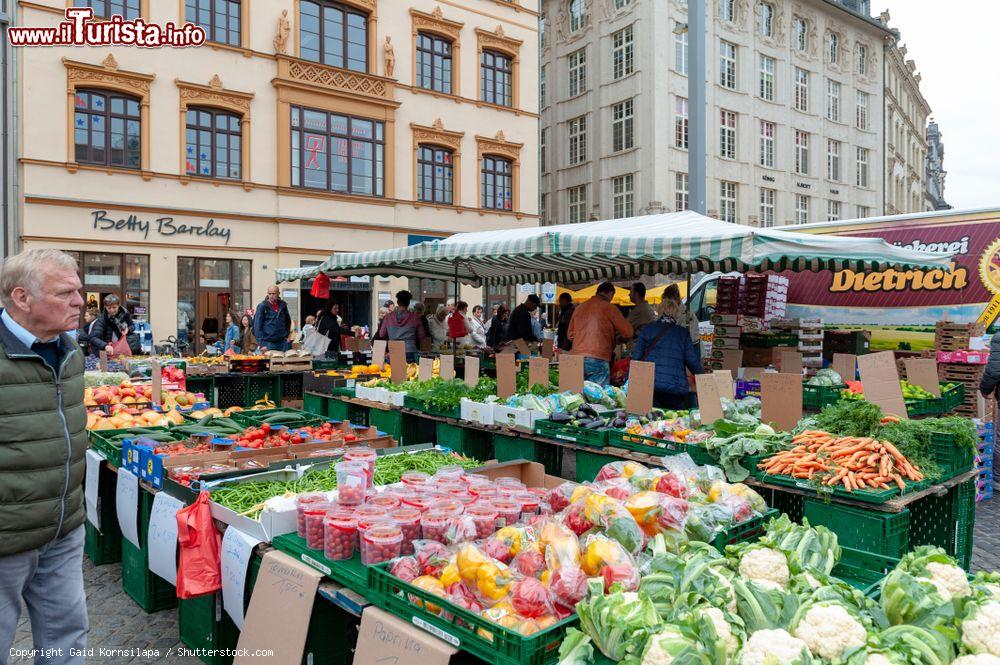 Immagine Il mercato contadino con prodotti freschi in Marktplatz a Lipsia, Germania - © Gaid Kornsilapa / Shutterstock.com