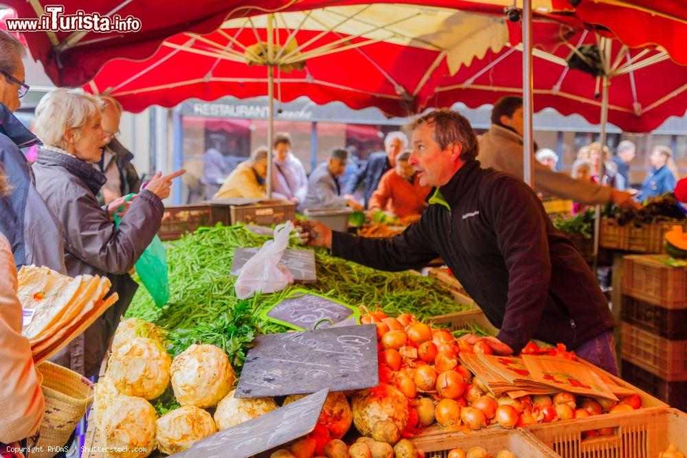 Immagine Il mercato di Digione, Francia: venditori e clienti in una bancarella di frutta e verdura - © RnDmS / Shutterstock.com