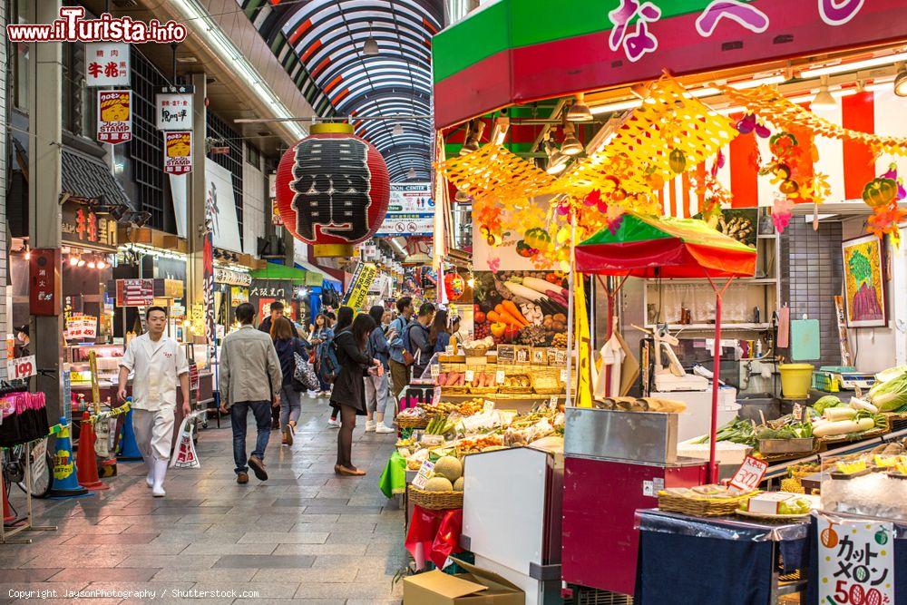 Immagine Il mercato di Kuromon Ichiba a Osaka, Giappone. Qui si possono acquistare cibo da strada, prodotti freschi e souvenirs - © JaysonPhotography / Shutterstock.com