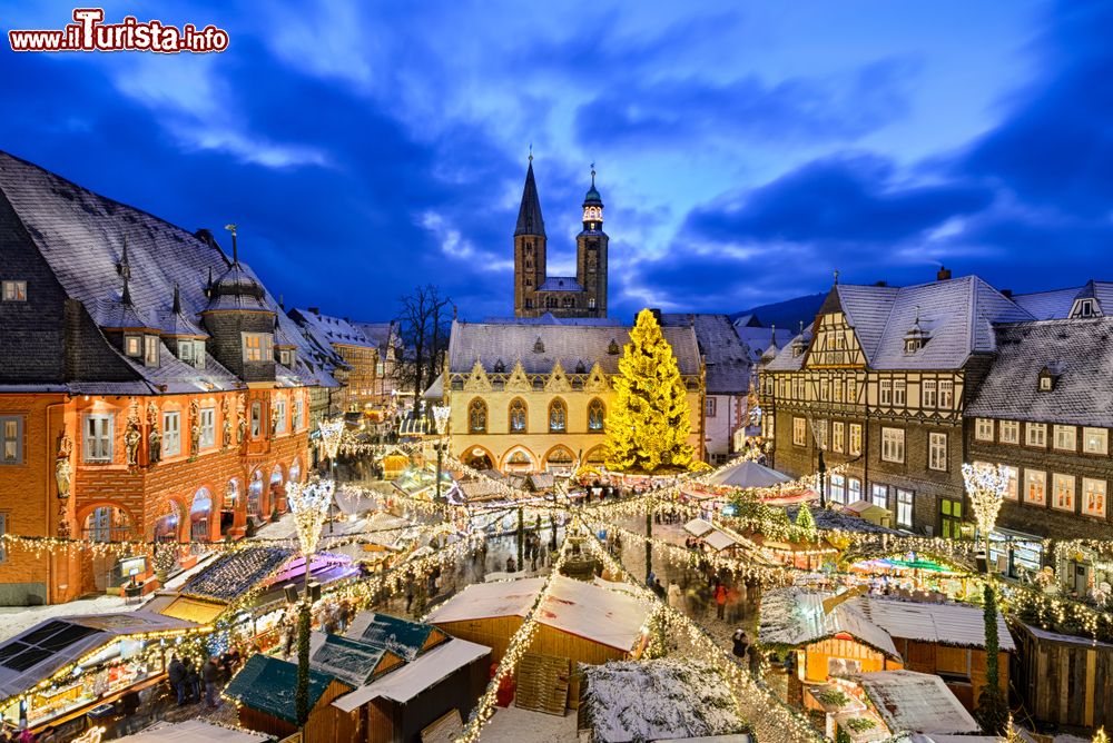 Immagine Il mercato di Natale fotografato dall'alto a Goslar (Germania) by night. A ospitarlo è la celebre Marktplatz con bancarelle che espongono prodotti d'artigianato e della gastronomia locale.