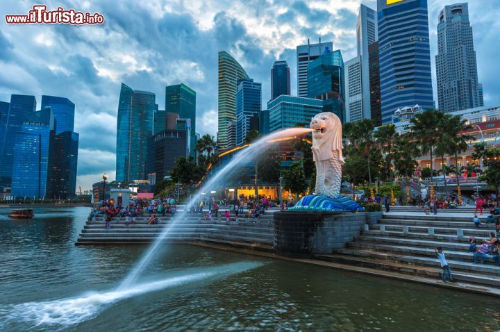 Immagine Il Merlion, simbolo di Singapore, nel tardo pomeriggio. Questa statua con la testa da leone e il corpo da pesce è stata disgenata per l'Ufficio del Turismo nel 1964 - © 220380898 / Shutterstock.com