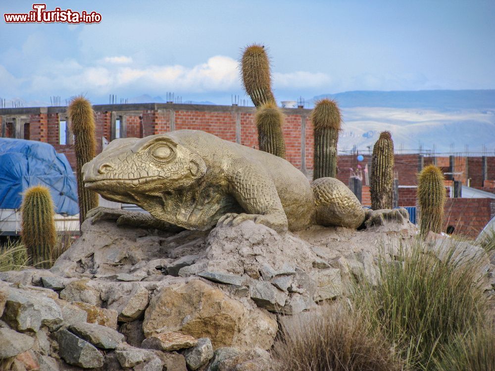 Immagine Il Miners Helmet Monument nella città di Oruro, Bolivia. E' una delle tante opere d'arte realizzate negli ultimi decenni in città.