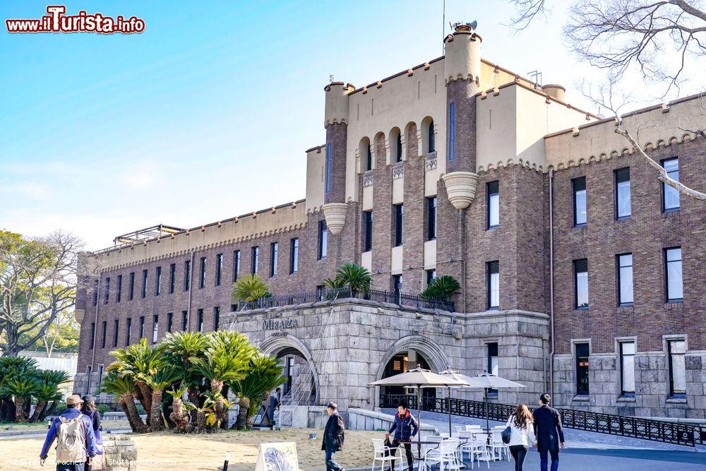 Immagine Il Miraiza Osaka Jo, vecchio edificio museale vicino al castello (Giappone). Costruito nel 1931, questo edificio era originariamente utilizzato come quartier generale della quarta divisione dell'ex esercito imperiale giapponese - © Surachet Jo / Shutterstock.com