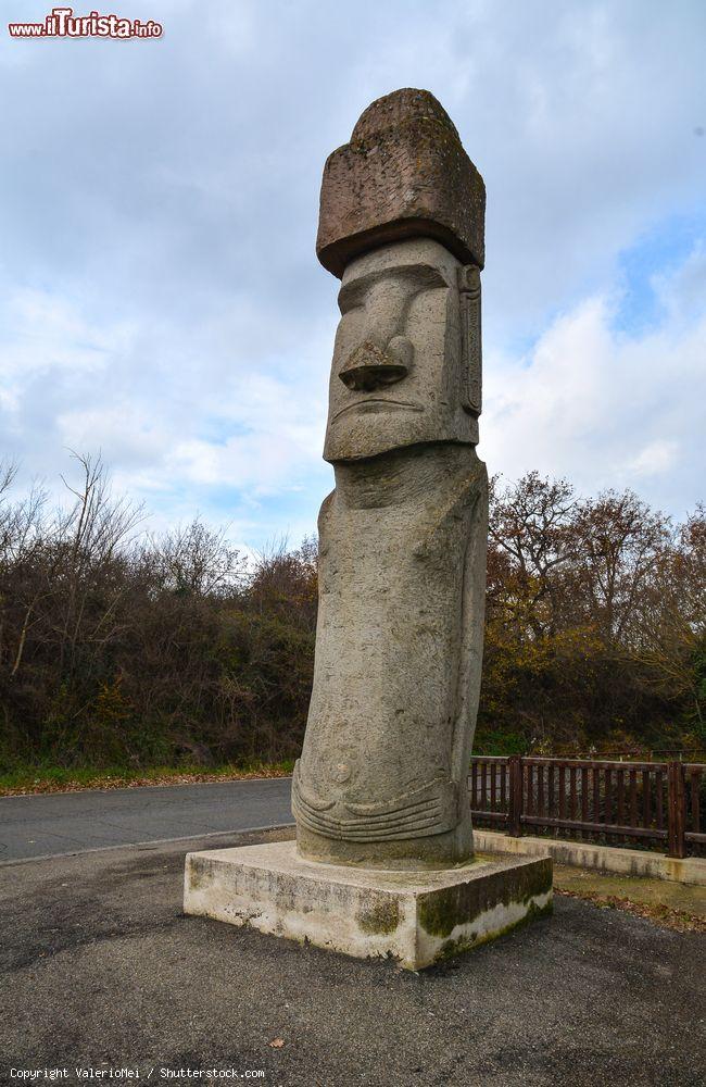 Immagine Il moai di VItorchiano, realizzato dagli abitanti dell'Isola di Pasqua - © ValerioMei / Shutterstock.com