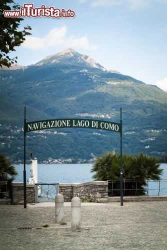 Immagine Il molo con imbarcadero a Colico, da qui partono le escursioni e i collegamenti sul Lago di Como, in Lombardia - © Alexandra Thompson / Shutterstock.com