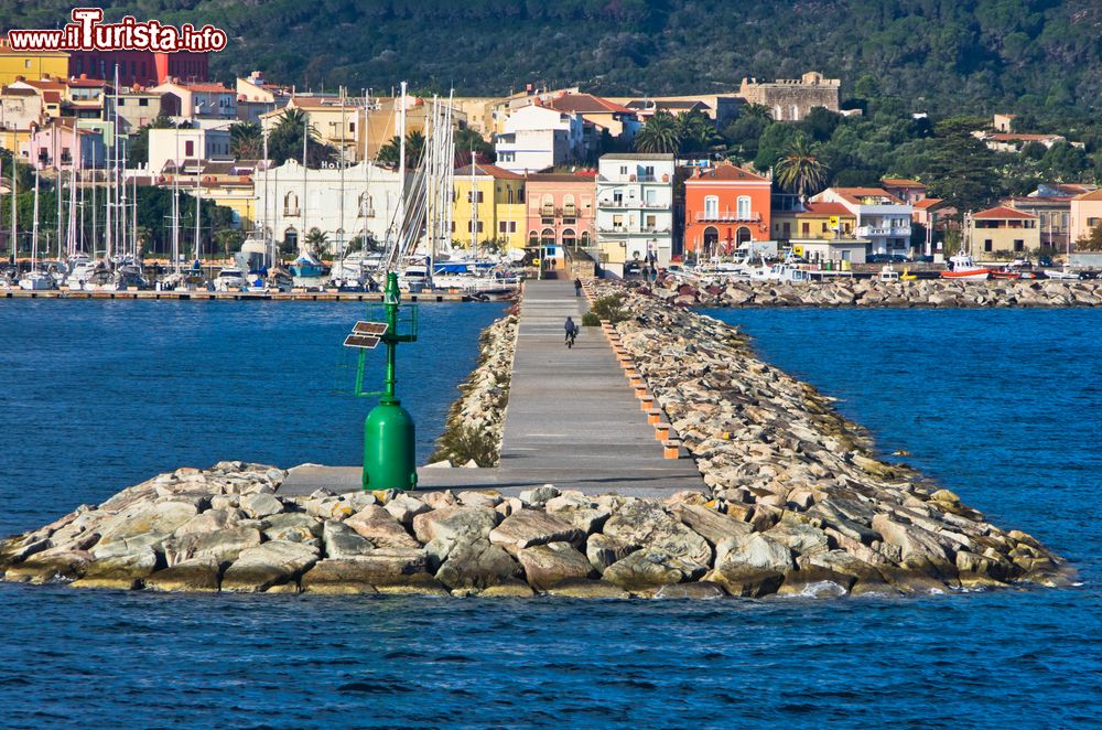 Immagine Il molo del porto di Carloforte in Sardegna, isola di San Pietro