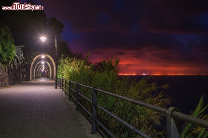 Immagine Il molo di Arenzano (Genova) fotografato di notte, Liguria.