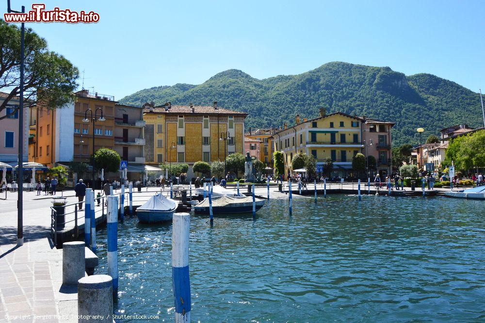 Immagine Il molo di Iseo e, in secondo piano, le case del centro storico del paesino lombardo che dà il nome al lago - foto © Sergio Monti Photography / Shutterstock.com