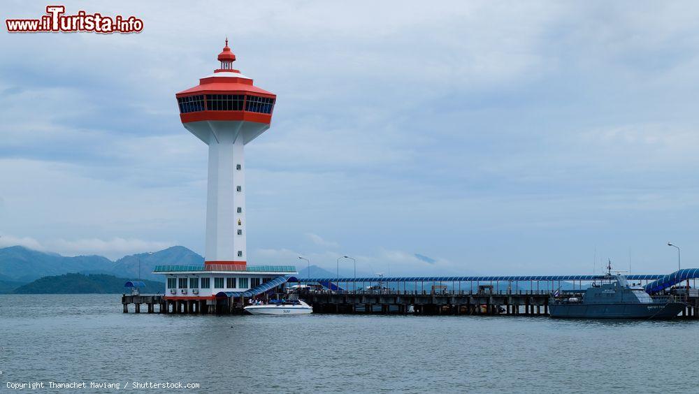 Immagine Il molo di Ranong con la Ranong Customs House, Thailandia. Questo molo attraversa Kawthaung nel Myanmar - © Thanachet Maviang / Shutterstock.com