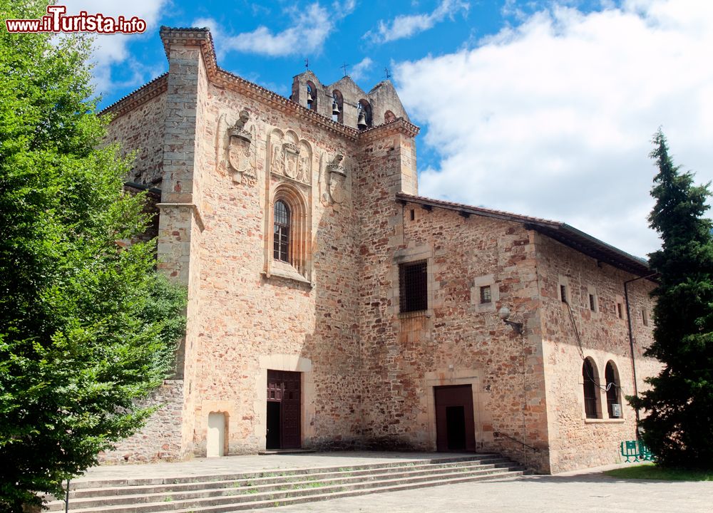 Immagine Il monastero della Santa Trinità a Onati, Paesi Baschi, Spagna. Da notare le belle decorazioni che impreziosiscono la facciata dell'edificio religioso.