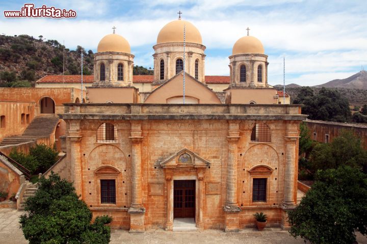 Immagine Il monastero di Agia Triada a Chania, isola di Creta. Fondato nel XVII° secolo, riesce ad ospitare centinaia di monaci e nonostante il trascorrere degli anni rimane sempre di una bellezza unica - © chrupka / Shutterstock.com