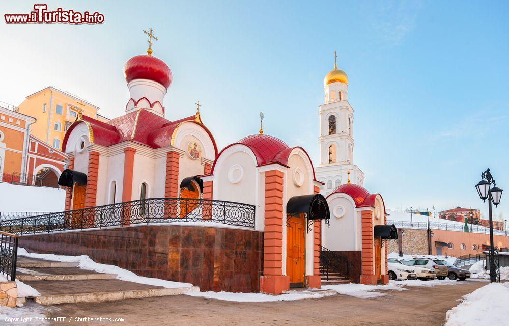 Immagine Il monastero di Iversky a Samara, Russia. Questo convento femminile venen fondato nel 1850 offrendo rifugio a oltre 500 suore sino al 1925 quando è stato chiuso e trasformato in alloggio per i dipendenti della vicina birreria Zhiguli - © FotograFFF / Shutterstock.com