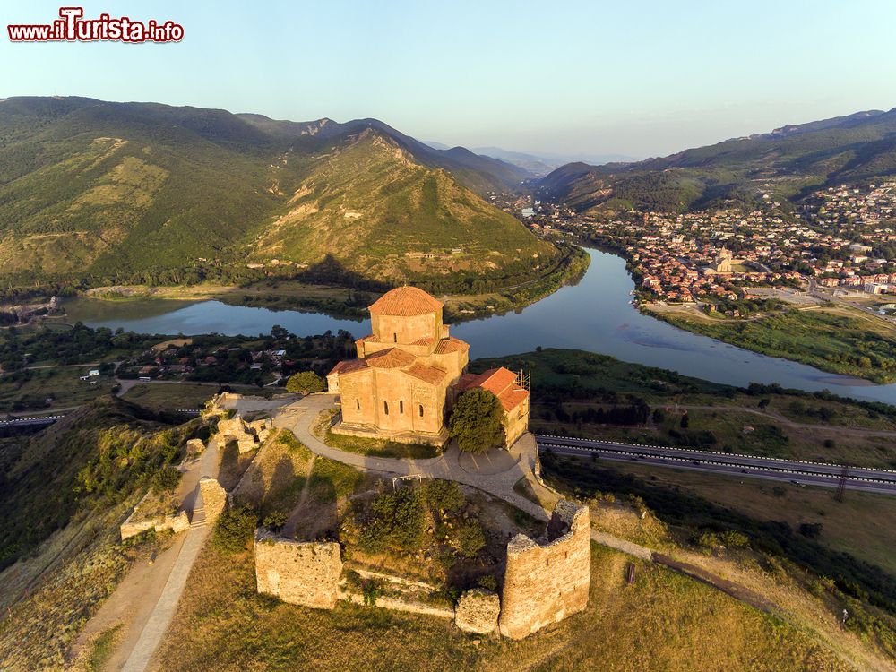 Immagine Il Monastero di Jvary al tramonto, sullo sfondo Mtskheta, storica città della Georgia.