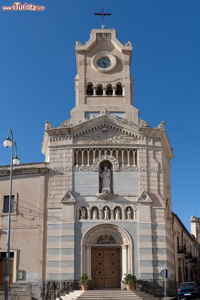 Immagine Il monastero di Santa Caterina a Adrano, provincia di Catania, Sicilia. La facciata è adornata sopra al portale d'ingresso da una fila di statue inserite in piccole nicchie; al di sopra trova invece spazio una più grande statua della Madonna con il Bambino in braccio, anch'essa all'interno di una nicchia.