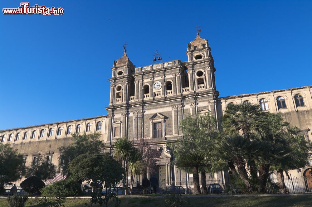 Immagine Il monastero di Santa Lucia a Adrano, Sicilia. Questo complesso architettonico dedicato a Santa Lucia venne eretto nel 1596; il primitivo edificio di culto fu costruito già nel 1150 su desiderio della contessa Adelasia di Adernò, nipote del conte Ruggero d'Altavilla. La facciata si presenta su tre ordini e ai lati si innalzano due campanili.